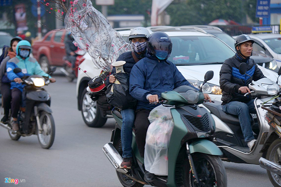 Lỉnh kỉnh tivi, cành đào về quê ăn Tết sau ngày làm việc cuối cùng